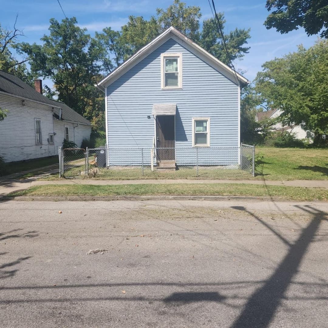 Neatly cut front yard with trimmed grass in front of a home in Cleveland, Ohio after professional lawn care.